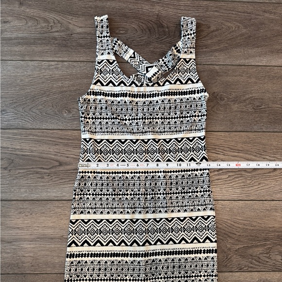 Women’s Black & White Patterned Fitted Sleeveless Dress - Picture 8 of 11